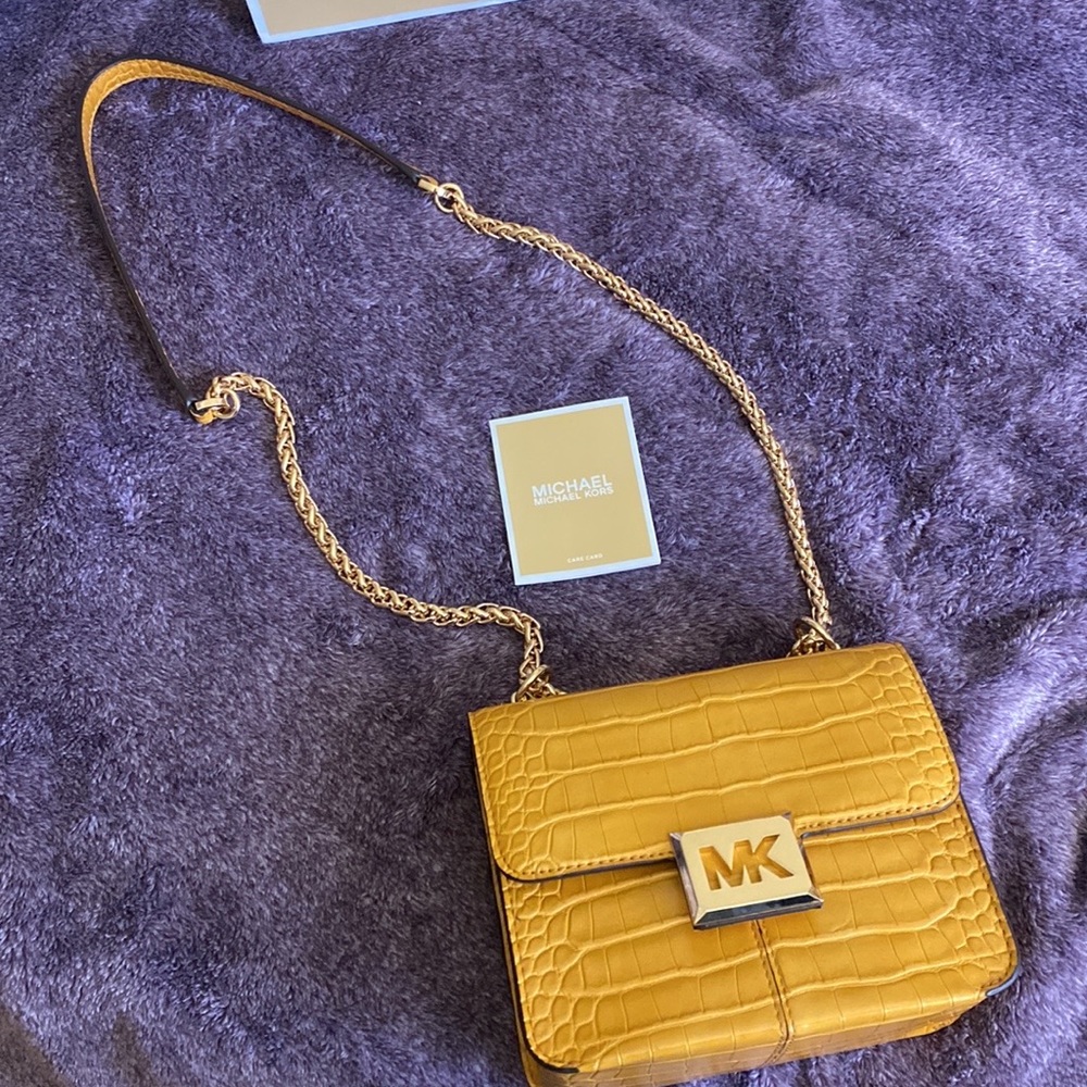 I am selling my Michael kors bag bran new. Colors is mustered